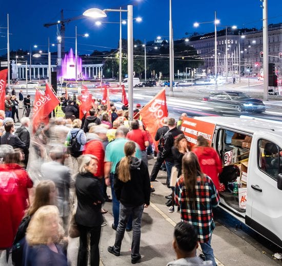 Menschen versammeln sich, um ihrer Stimme gegen den 12-Stunden-Tag Gehör zu verschaffen