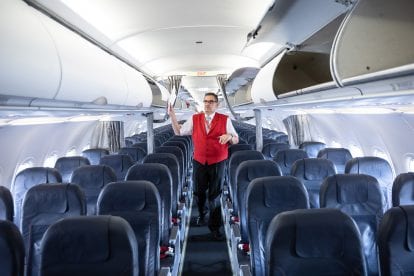 Foto von Johannes Schwarcz-Breuer bei der Arbeit im Gang eines Passagierflugzeugs