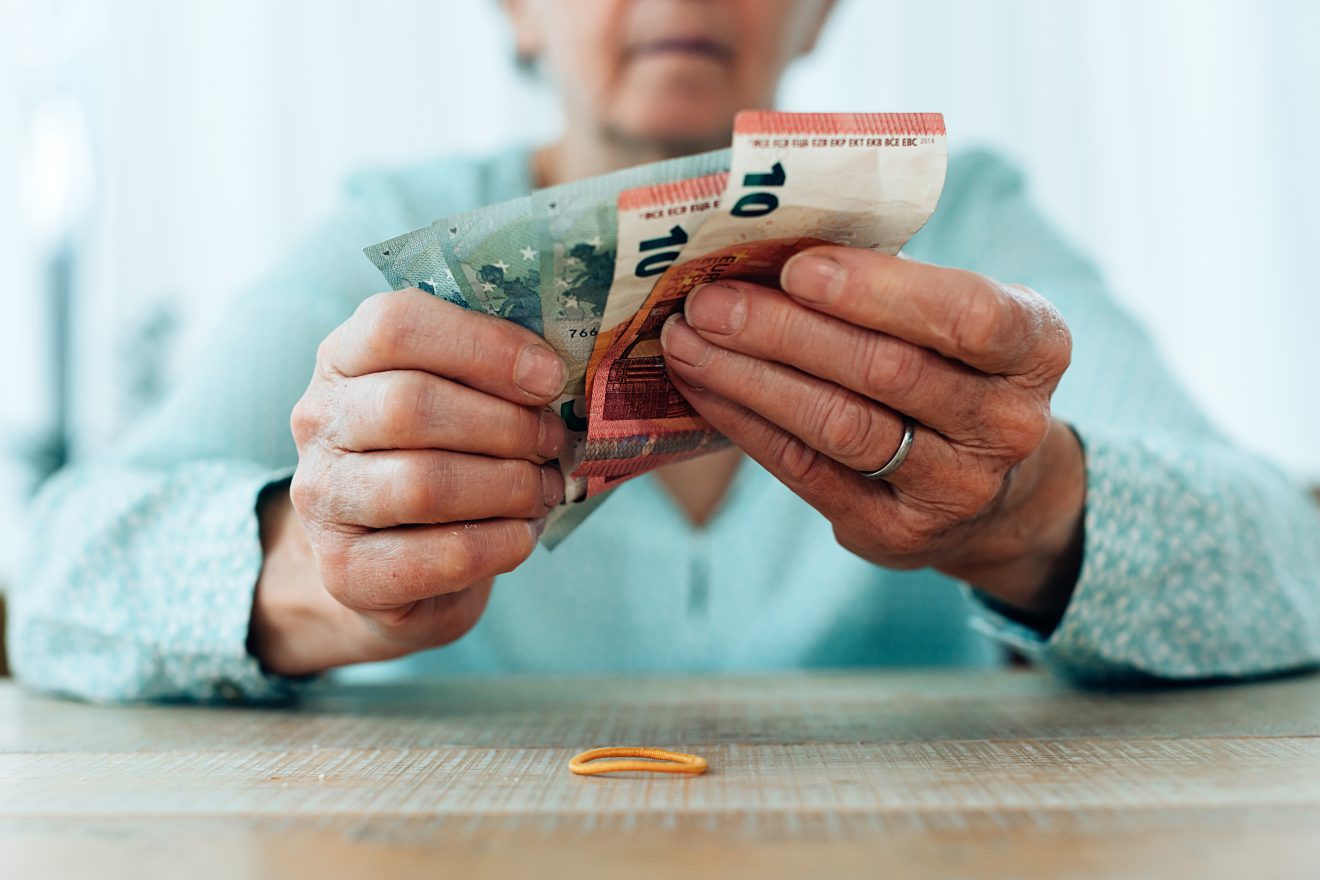 Eine alte Frau hält Geld. Symbolbild für die Pensionsreformen.