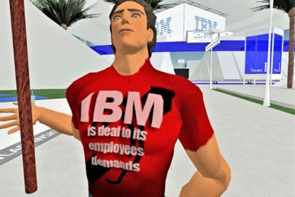 Ein Avatar hält ein Schild und trägt ein T-Shirt mit der Aufschrift "IBM is deaf to its employees demands". Symbolbild für den digitalem Streik in Second Life.