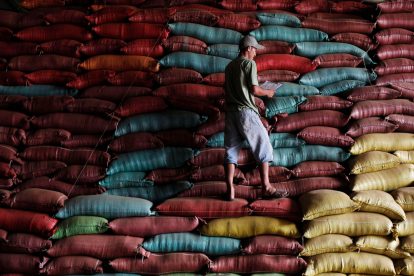 Ein Arbeiter auf einer Kaffeeplantage inspiziert Kaffeesäcke. Das Lieferkettengesetz zwingt Unternehmen mehr Verantwortung zu übernehmen.