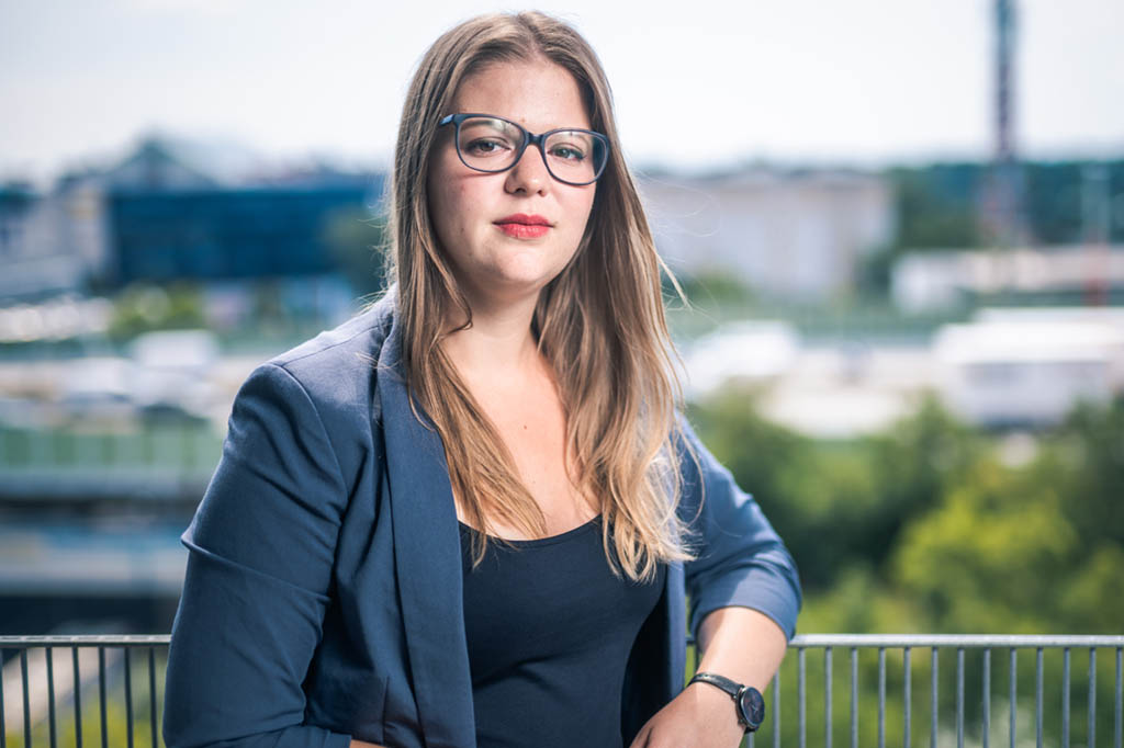 Portrait Julia Stroj, Gesundheitsexpertin des ÖGB, im Interview über altersgerechtes Arbeiten.