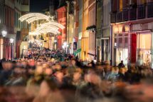 Menschen in einer Einkaufsstraße während der Weihnachtszeit. Die KV-Verhandlungen im Handel sind schwierig.