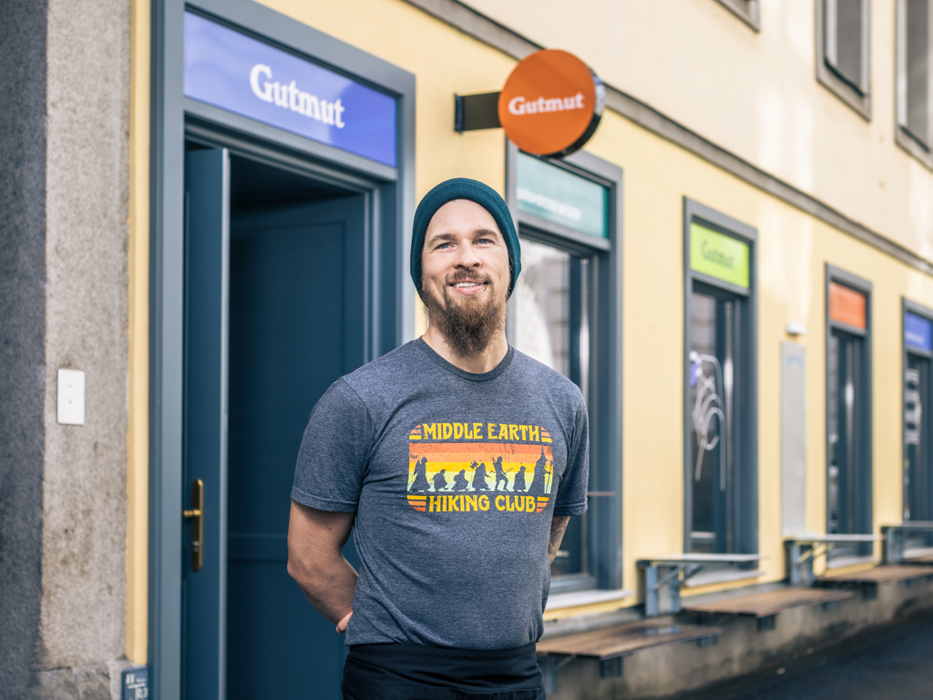 GeschäftsführerAndreas Widder vom Café Gutmut in Linz, ein Café für gehörlose Menschen.
