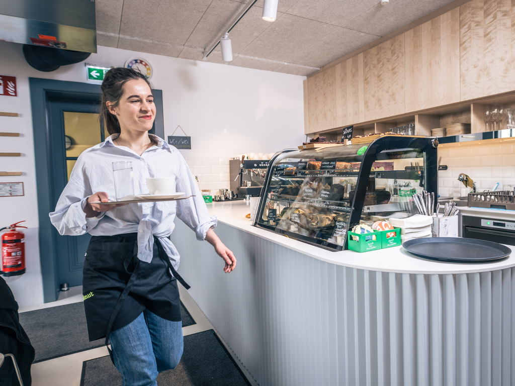 Eine Bedienung im Linzer Café Gutmut für Gehörlose Menschen