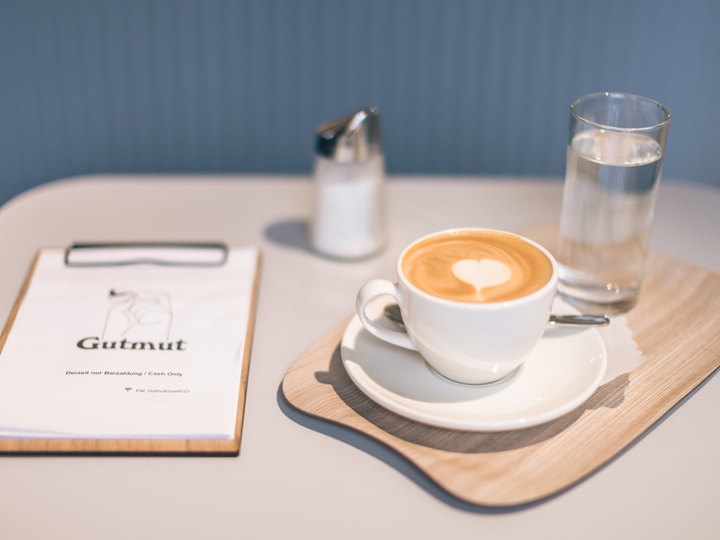 Ein Cappuccino im Café Gutmut in Linz. Ein Café für gehörlose Menschen.