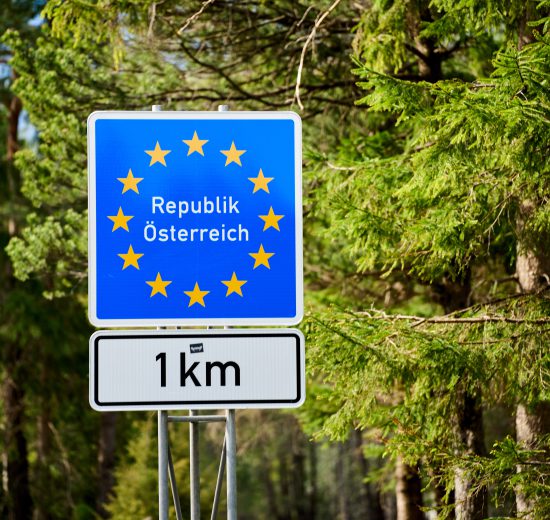 Schild an der deutsch-österreichischen Grenze