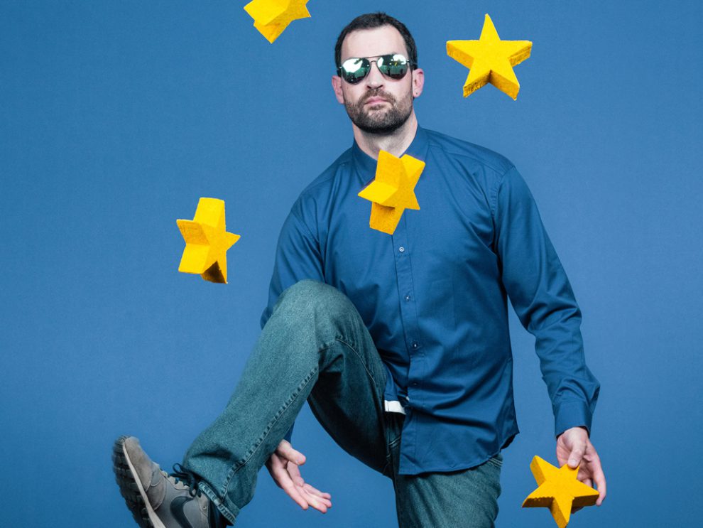 Ein Mann jongliert mit gelben Sternen. Symbolbild für die EU.