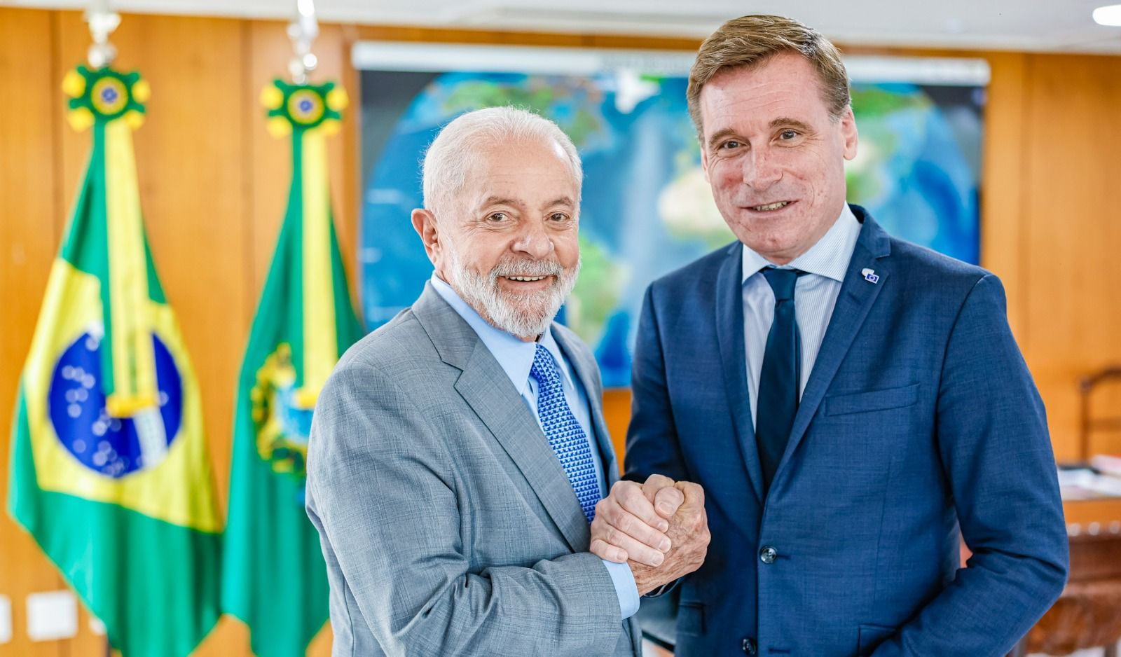 Oliver Röpke und Präsident Lula da Silva geben sich die Hand.