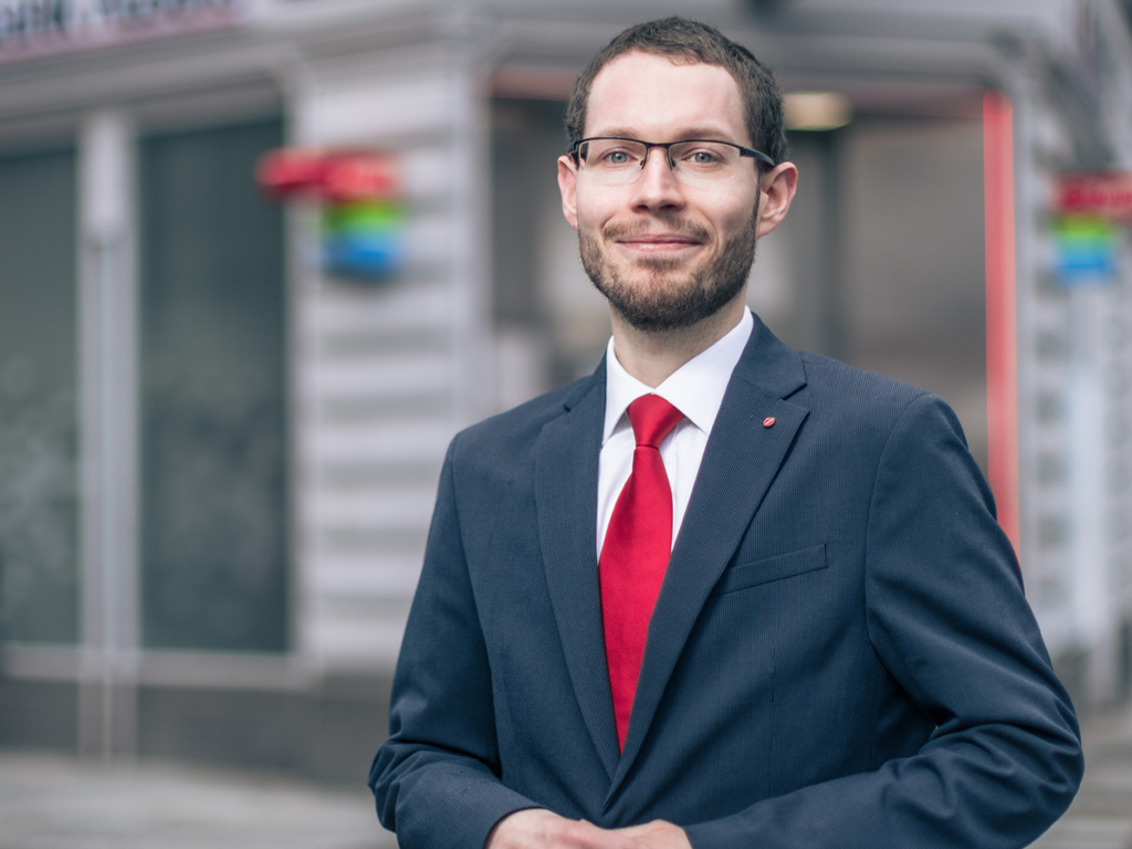 Portrait von etriebsrat Roman Zeller von der Bank Austria beim Interview zum Thema Standort Österreich.