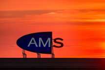 Das Schild des Arbeitsmarktservice (AMS) im Sonnenuntergang. Ein Symbolbild für die arbeitslosigkeit in Österreich.