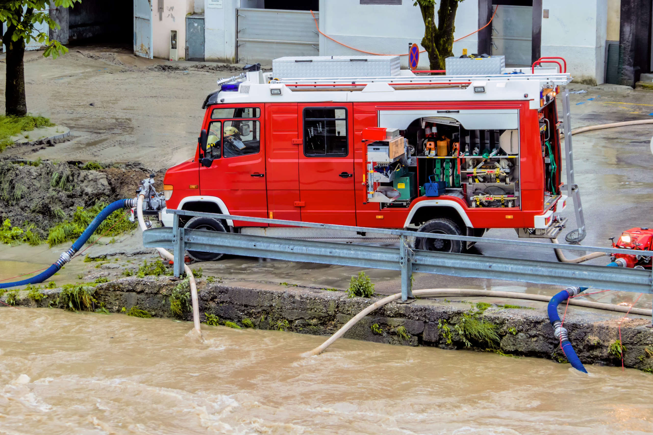 Eine Feuerwehrauto pumpt Wasser während einer Flut in Steyr. Der Klimawandel hat eine Mitschuld daran.