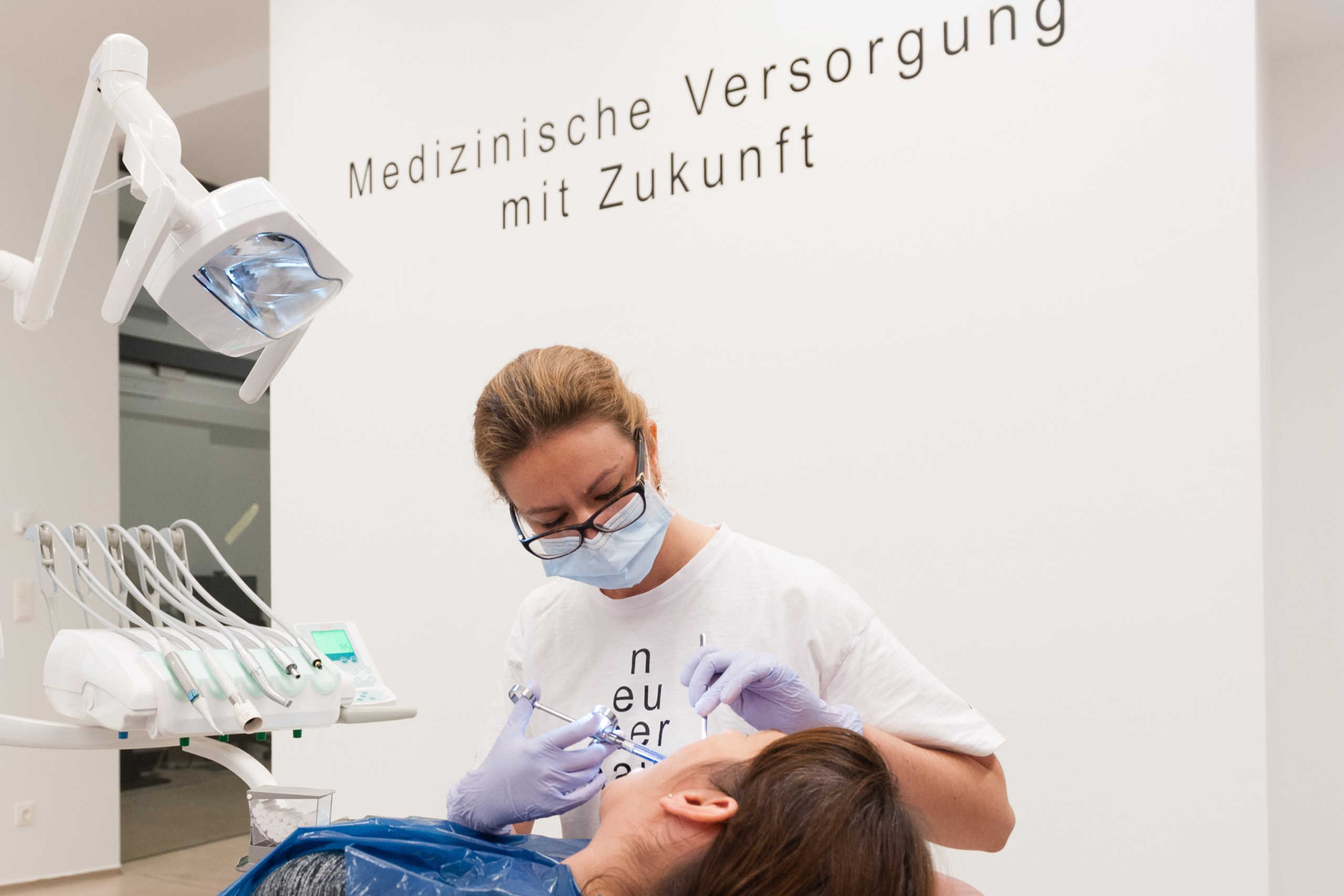 Ein Zahnarzt behandelt einen Menschen im neunerhaus. 