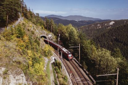 Ein Zug fährt durch die Natur in Österreich. Symbolbild für die österreichischen Bahnen wie die ÖBB.