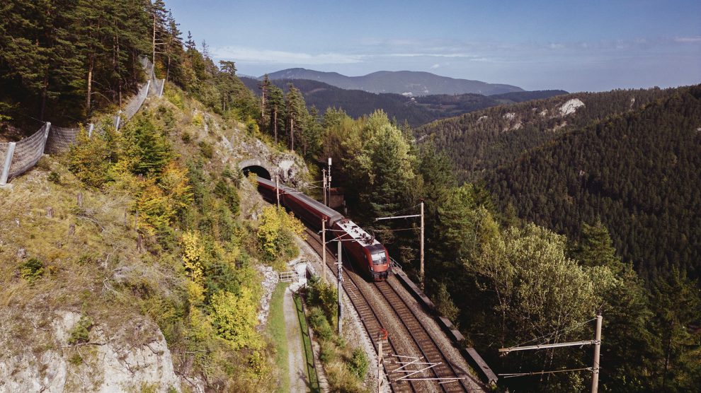 Ein Zug fährt durch die Natur in Österreich. Symbolbild für die österreichischen Bahnen wie die ÖBB.