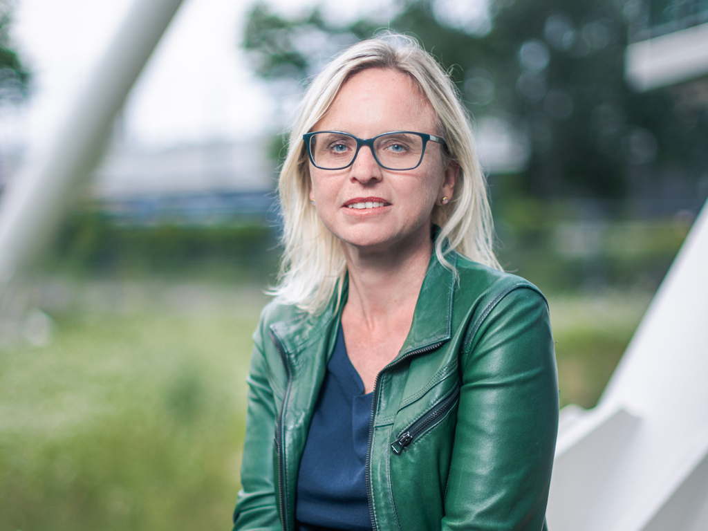 Portrait von Julia Bock-Schappelwein vom WIFO im Interview über den Arbeitsmarkt.