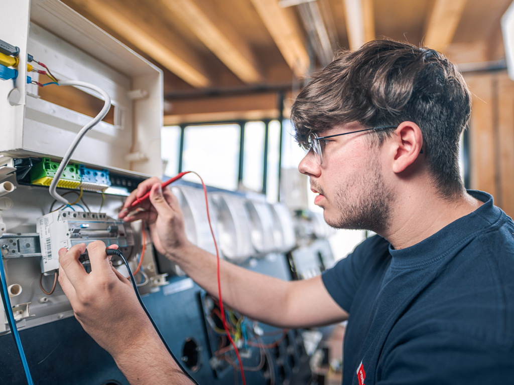 Jugendvertrauensrat Florian Schlögl arbeitet in der Werkstatt vom Lehrlingscampus der Wiener Linien.