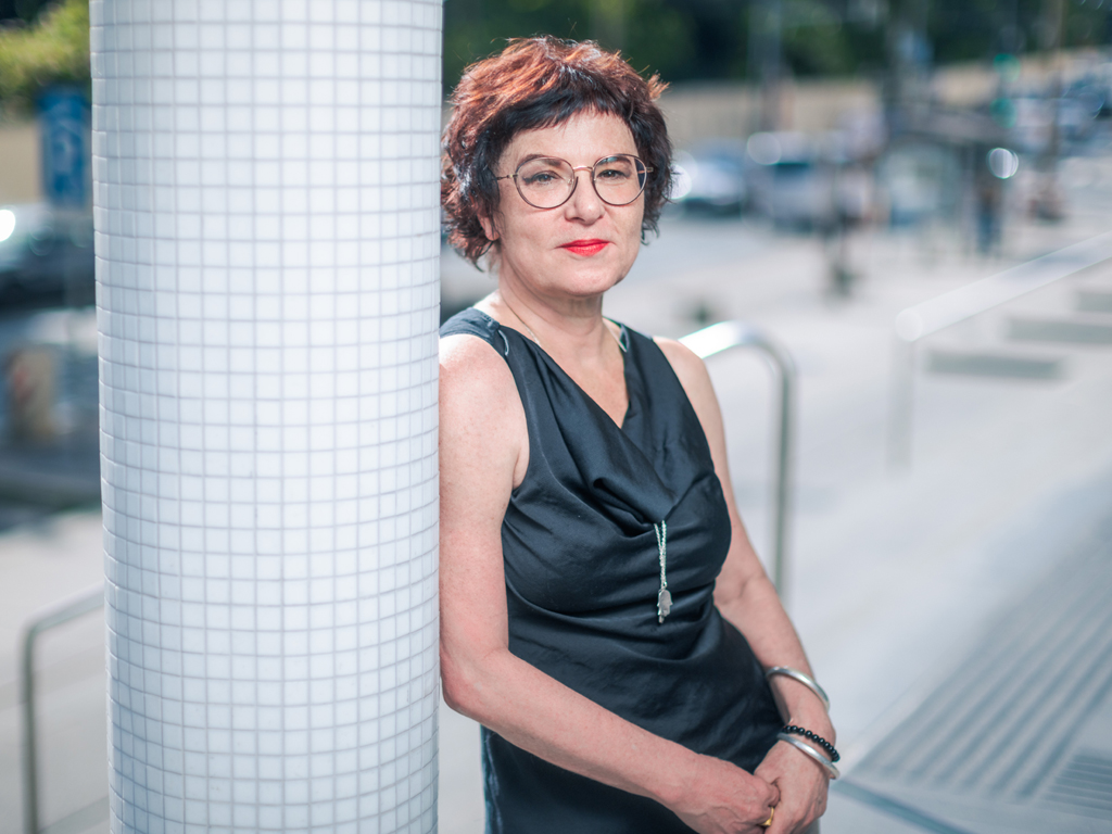 Portrait Gabriele Schmid von der AK Wien im Interview über den Arbeitsmarkt.