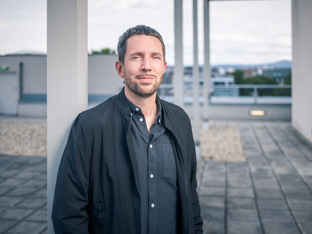 AK-Klimaexperte Lukas Oberndorfer im Portrait beim Interview zum Thema Klimaschutz versus Arbeitsplätze.