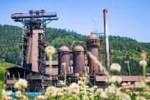 Das Stahlwerk der Voestalpine Donawitz unter blauem Himmel.