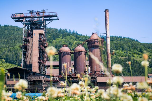 Das Stahlwerk der Voestalpine Donawitz unter blauem Himmel.