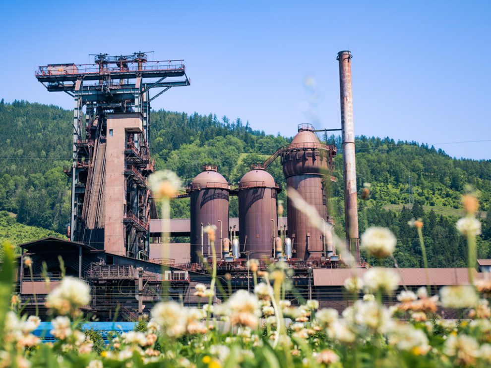 Das Stahlwerk der Voestalpine Donawitz unter blauem Himmel.