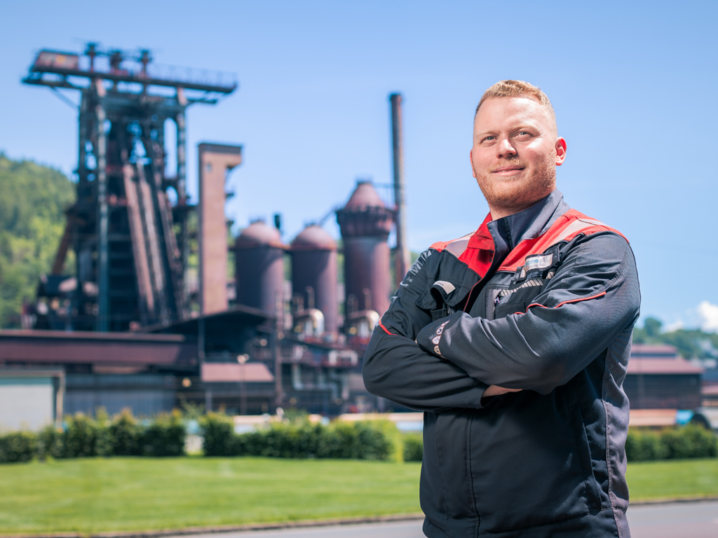 Portrait Florian Lagler, Vorarbeiter, vor dem Stahlwerk voestalpine Donawitz.