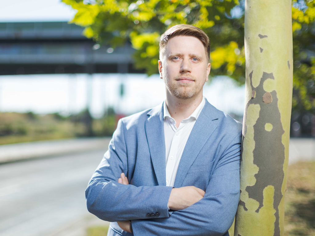 Portrait Patrick Bauer von der PRO-GE im Interview über die Arbeitszeitverkürzung.