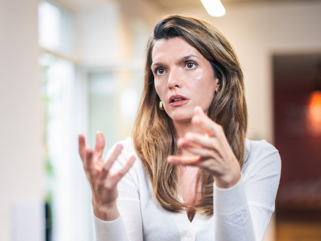 Portrait Barbara Blaha vom Momentum Institut beim Interview.