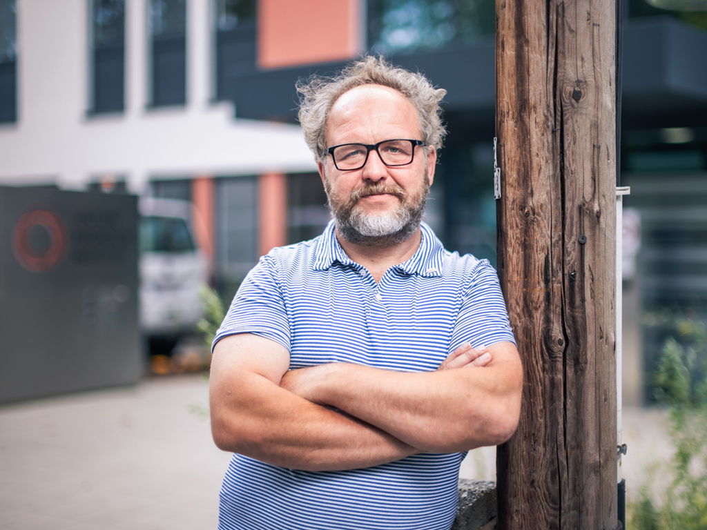 Portrait Harald Steer, Betriebsratsvorsitzender beim Anton-Proksch-Institut der VAMED AG, im Interview über Arbeitsbedingungen verbessern.