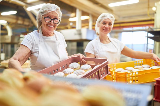 Zwei Frauen in einer Bäckerei. Altersgerechtes Arbeiten ist für jede Branche wichtig.