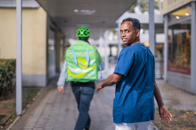 Portrait von Pfleger Gere Teklay in einem Krankenhaus.