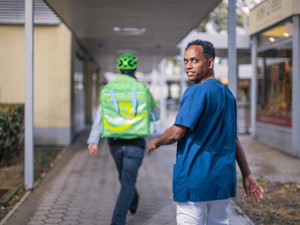 Portrait von Pfleger Gere Teklay in einem Krankenhaus.