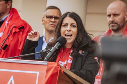 Gesamtbetriebsratsvorsitzende und IG Metall Gewerkschafterin Daniela Cavallo an einem Rednerpult bei einer Demonstration vor den Toren von Volkswagen