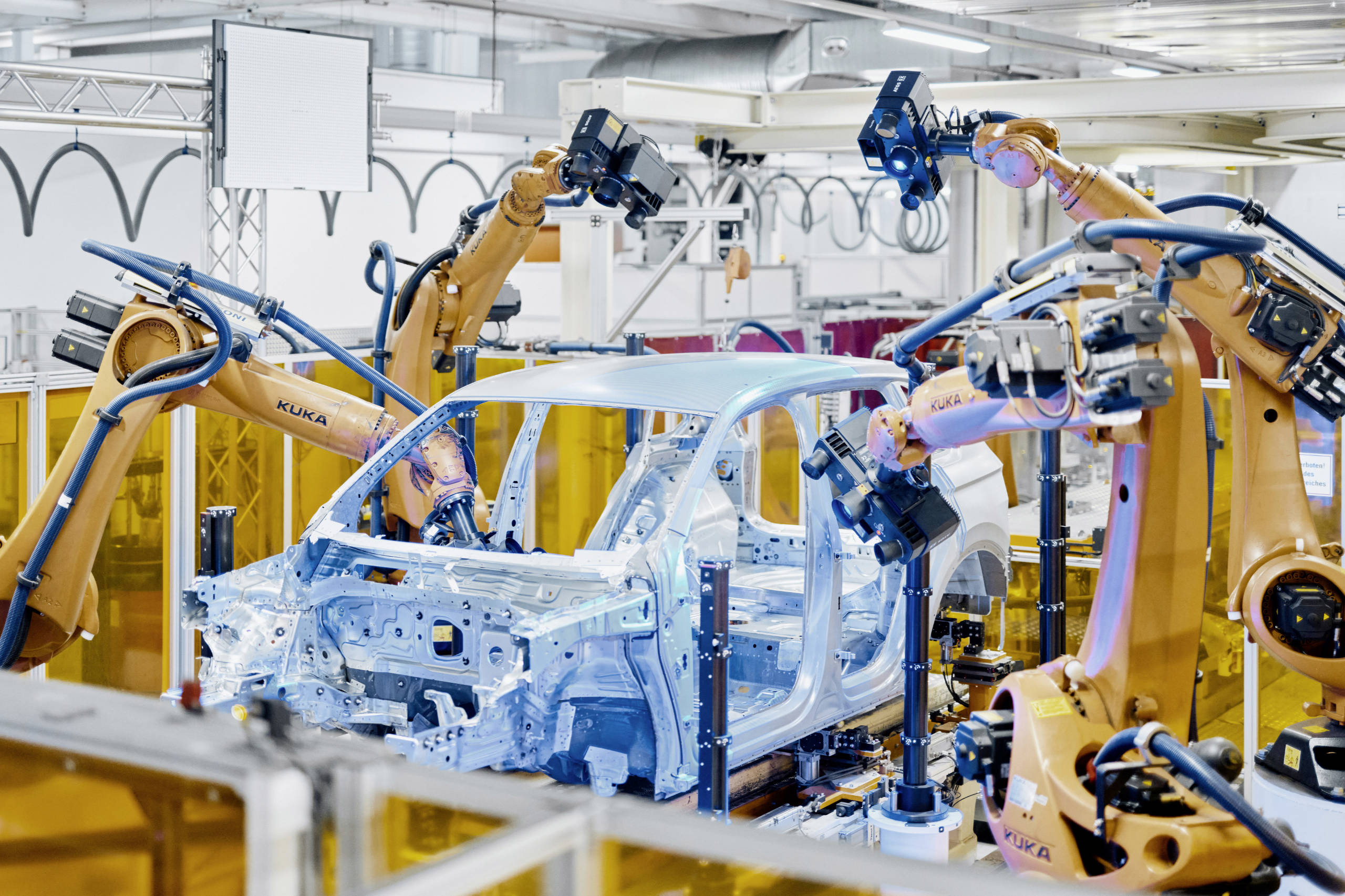 Produktion eines Autos mit Robotern im Volkswagen Werk in Wolfsburg. 