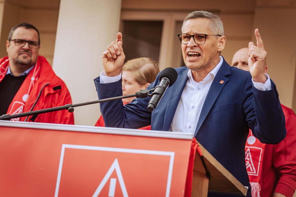 Portrait Thorsten Gröger an einem Rednerpult bei einem Tarifstreit zwischen IG Metall und Volkswagen.