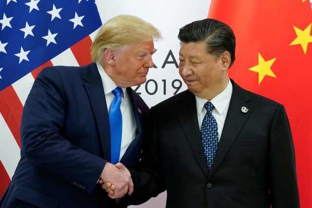 Donald Trump und Xi Ping schütteln sich beim G20 Gipfel in Osaka (Japan) die Hand. Symbolbild für die Zölle, die Trump gegen China verhängen will.