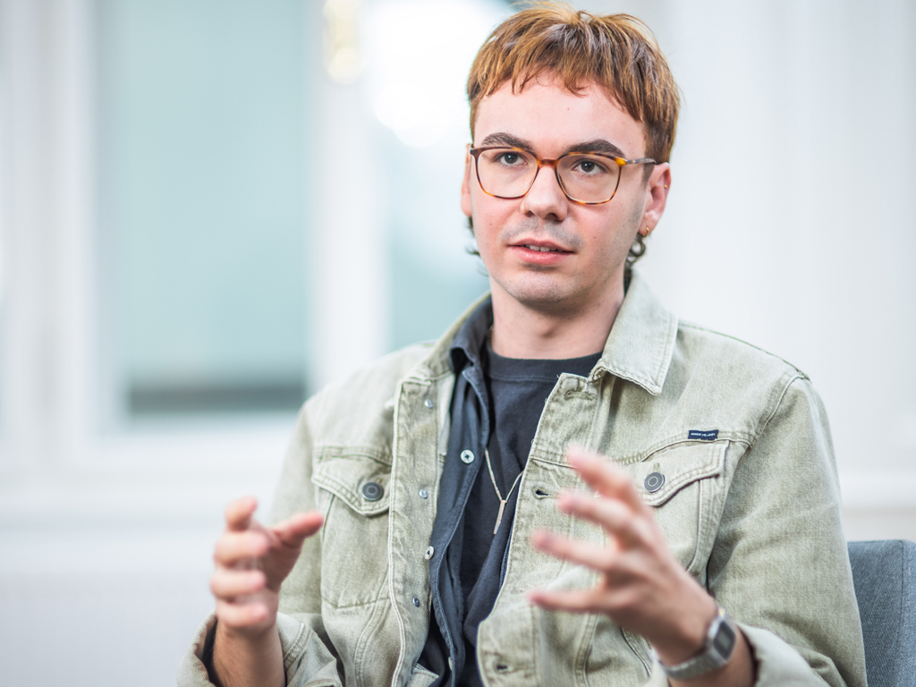 Portrait Matthias Hauer, Bundesjugendsekretär der ÖGJ im Doppelinterview mit Heinz Fischer, ehemaliger Bundespräsident.