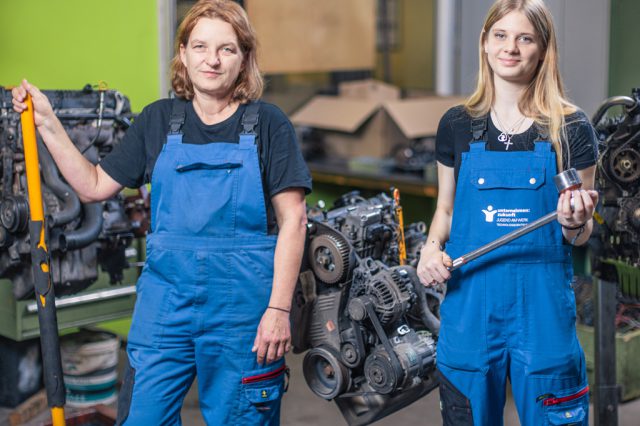 Gabriele Ertl und Chelsea Möstl stehen in der Lehrwerkstatt Jugend am Werk nebeneinander.