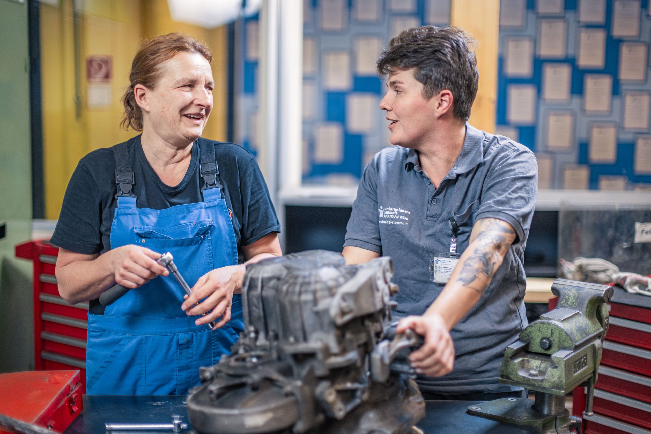 Gabriele Ertl und Manuela Rosenkranz arbeiten an einem Motor