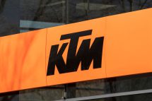 Logo von KTM auf einem Haus.