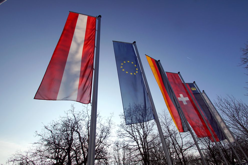 Verschiedene Flaggen sind zu sehen. Im Vordergrund sind die Österreich-Flagge und die EU-Flagge. Symbolbild für den EU-Betritt Österreichs.