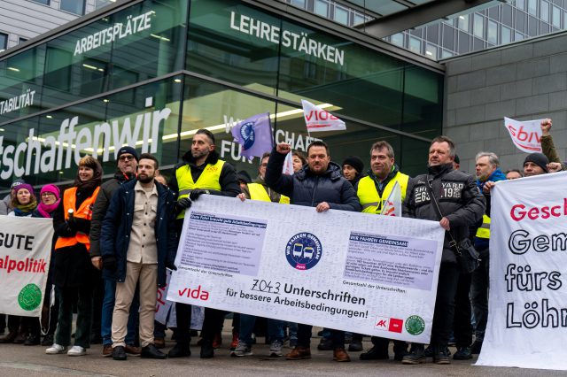 Buslenker:innen demonstrieren vor der WKO. Symbolbild für die Buslenker:innen und ihre KV-Verhandlungen.