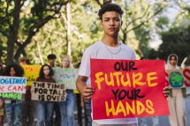 Ein Teenager protestiert für mehr Klimaschutz.