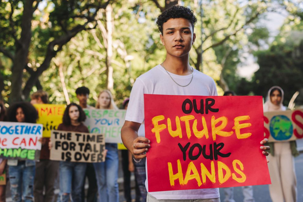 Ein Teenager protestiert für mehr Klimaschutz. Symbolbild für Nachhaltigkeit und Generationengerechtigkeit